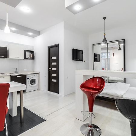 Black And Red Squares Apartment Lviv Extérieur photo