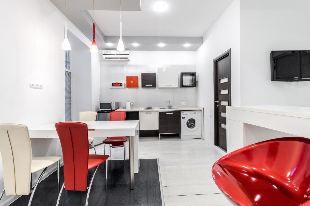 Black And Red Squares Apartment Lviv Extérieur photo