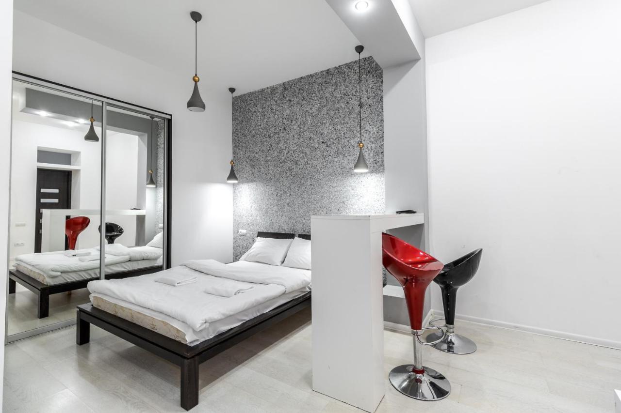 Black And Red Squares Apartment Lviv Extérieur photo