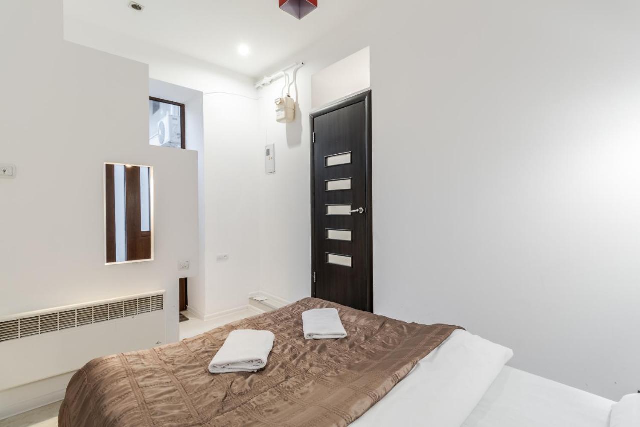 Black And Red Squares Apartment Lviv Extérieur photo